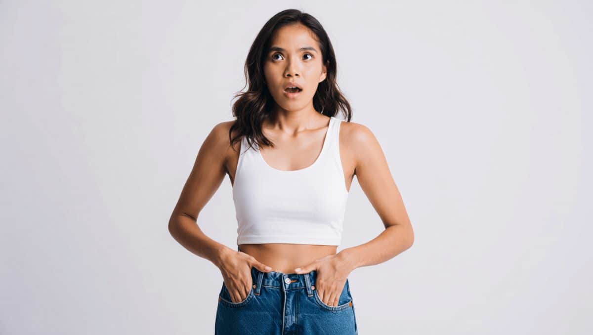 “Darling, those are high-rise”: Woman tries on “historically accurate” 2000s low-rise jeans and millennials are howling in disbelief