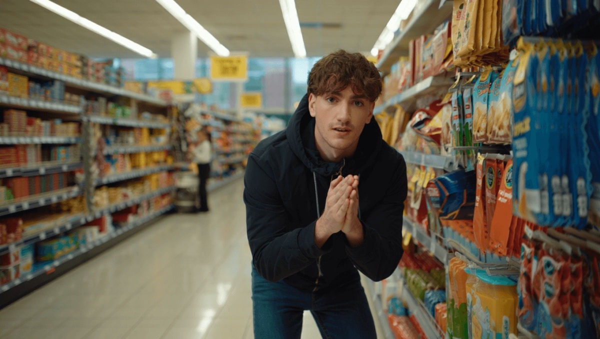 
    Influencer who scammed supermarket with fake cash begs fans for forgiveness  