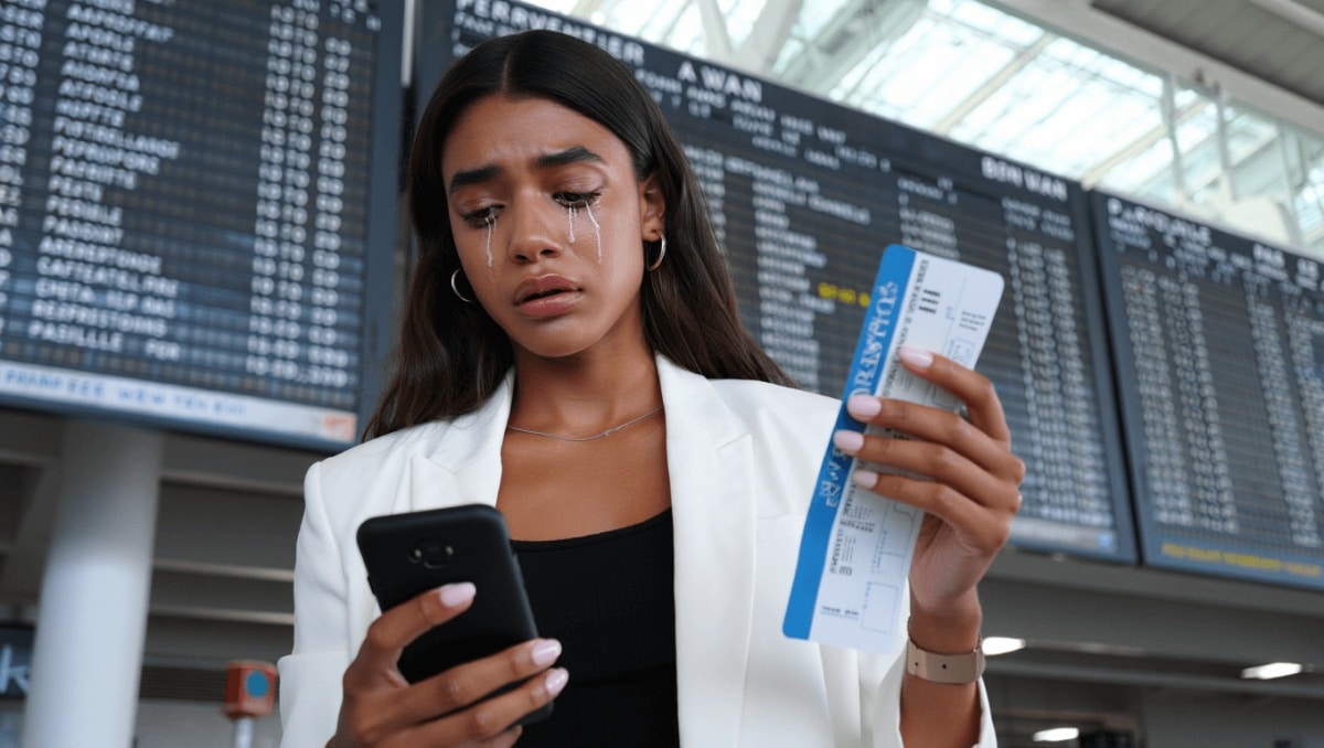 
    NFL star Joe Burrow’s rumored girlfriend Olivia Ponton broke down sobbing after getting lost in Paris airport—video goes viral again  