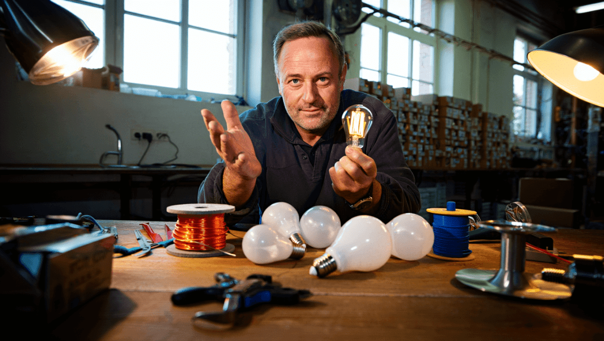 “I hate the LED lights”: Electrical contractor explains why he’s switching from LED to incandescent lights