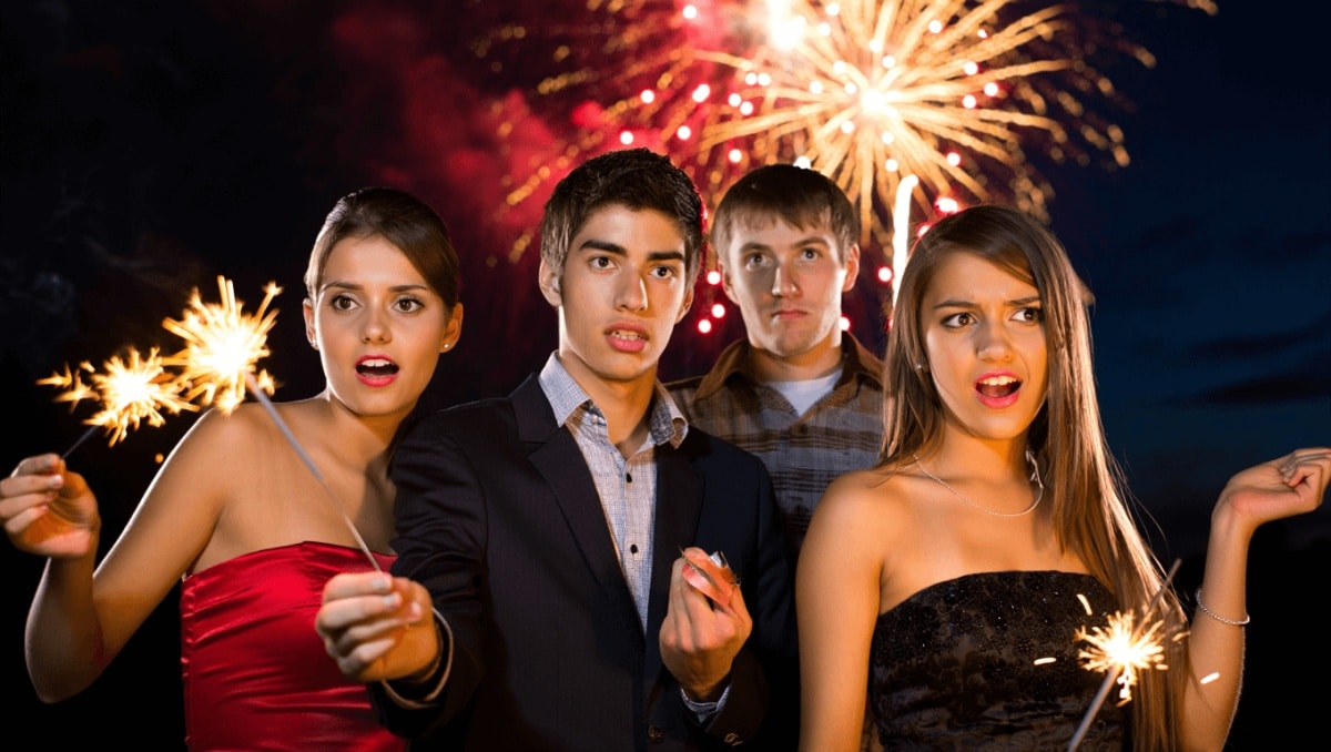 
    “Just leave dude”: Random guy gets dragged for “ruining the vibe” photobombing New Year’s Eve pics  